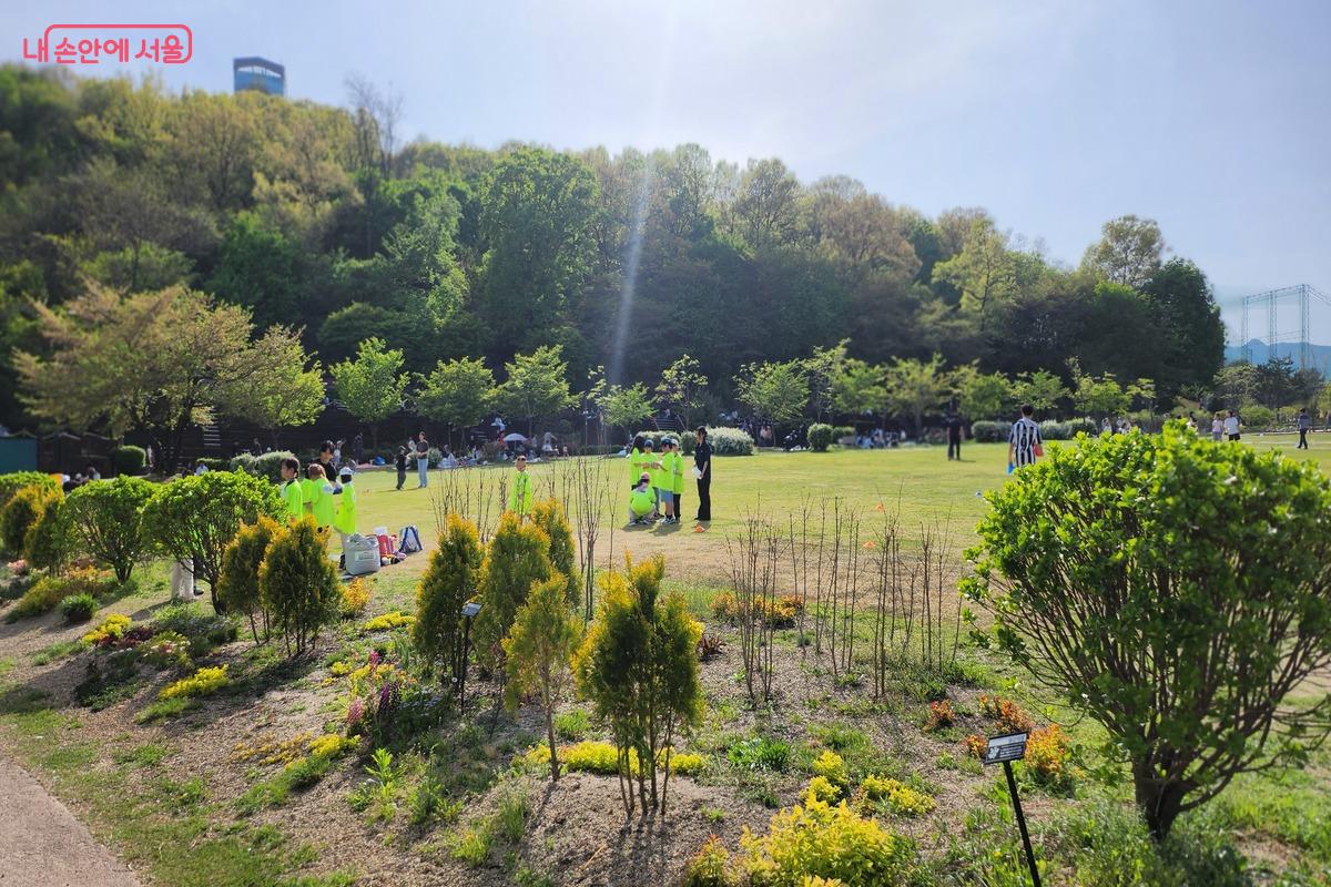 키즈카페 이용 후 자연 감상까지, 가족 나들이로 안성맞춤이다.&copy;장지영