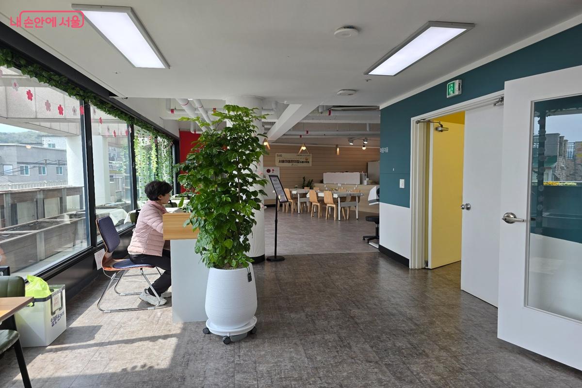 복지관 한 층 전체를 서울마음편의점 전용 공간으로 조성했다. &copy;강사랑