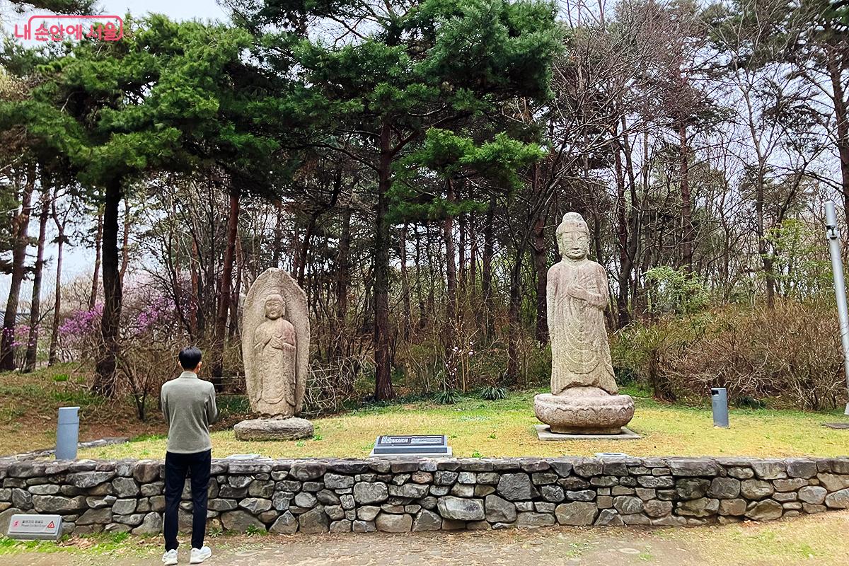 야외 정원 불상 앞에서 기도 드리는 관람객을 만났다. ©이란