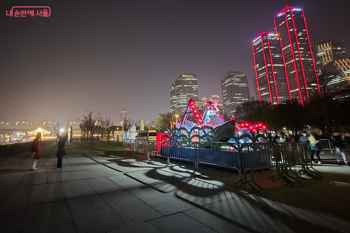도심의 빌딩들과도 바이킹 놀이 시설이 색다른 야경을 선사한다.&copy;장미화