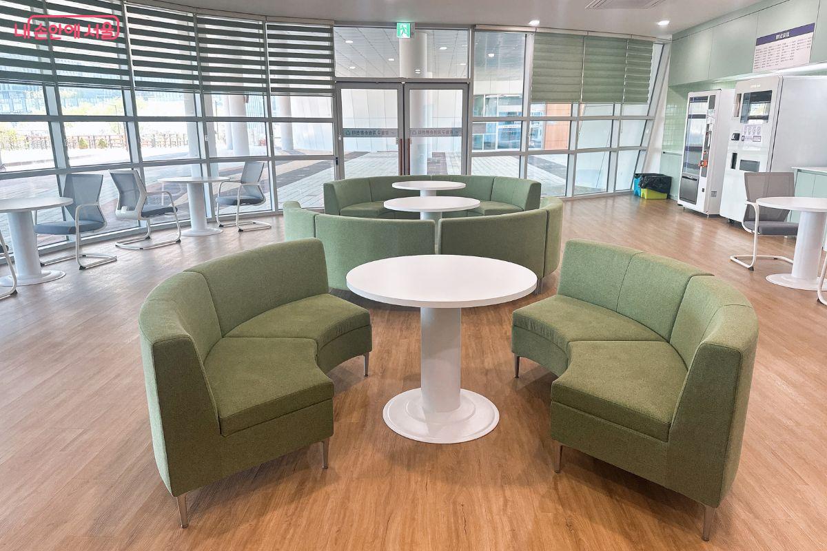 다양한 의자가 비치돼 있다. &copy;김재형