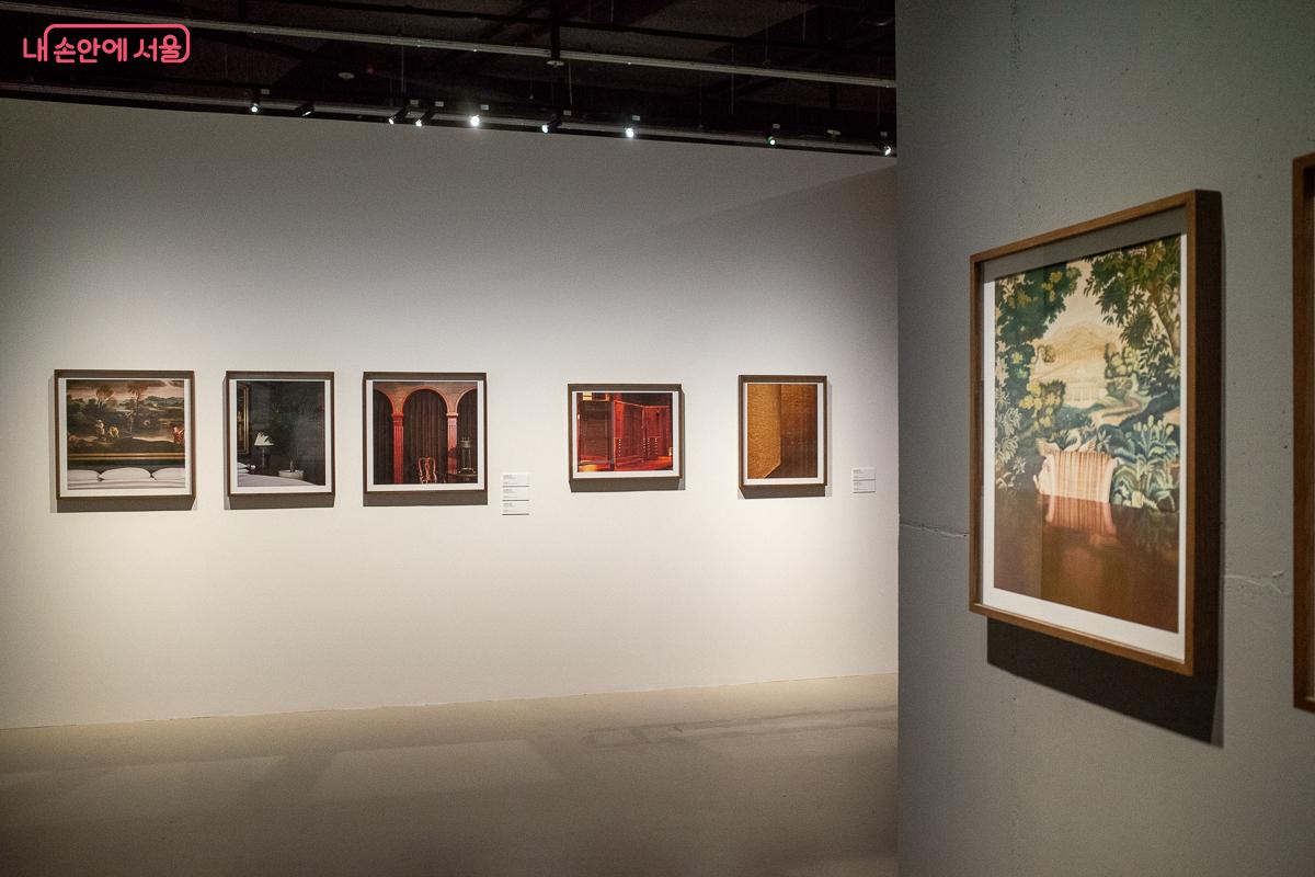 집이 아닌 낯선 공간에서 집의 감각을 되살리는 장면들을 담은 사진들 &copy;이란