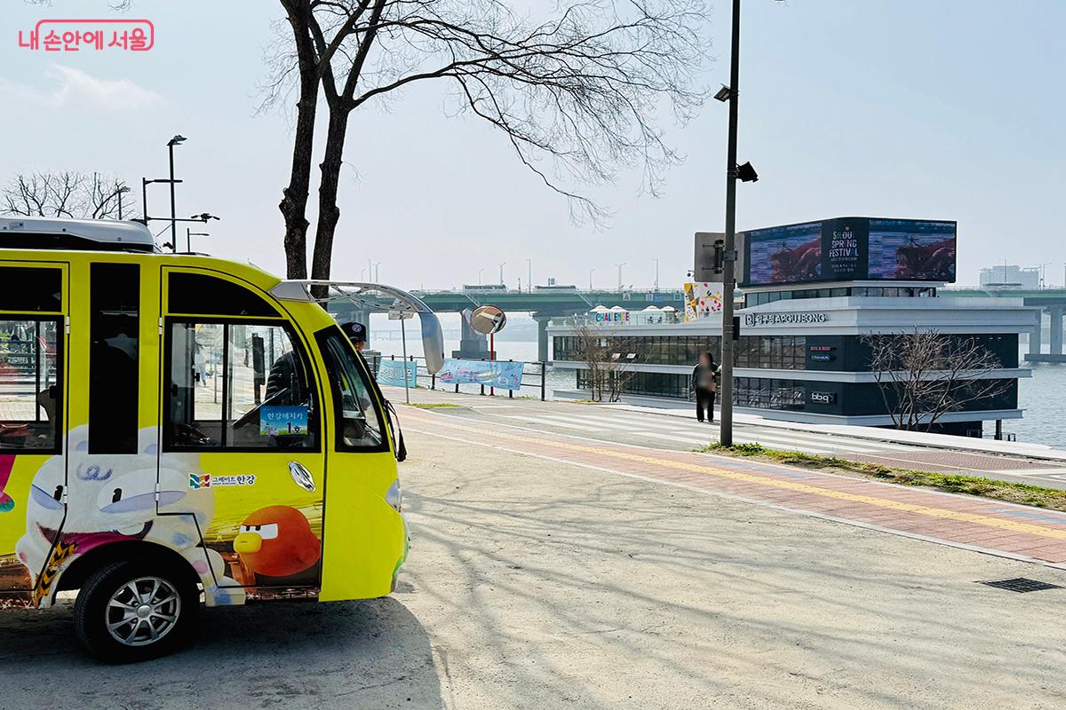 신설된 잠원한강공원 한강버스 압구정선착장 정류장 앞에 대기 중인 한강 해치카 &copy;김미정