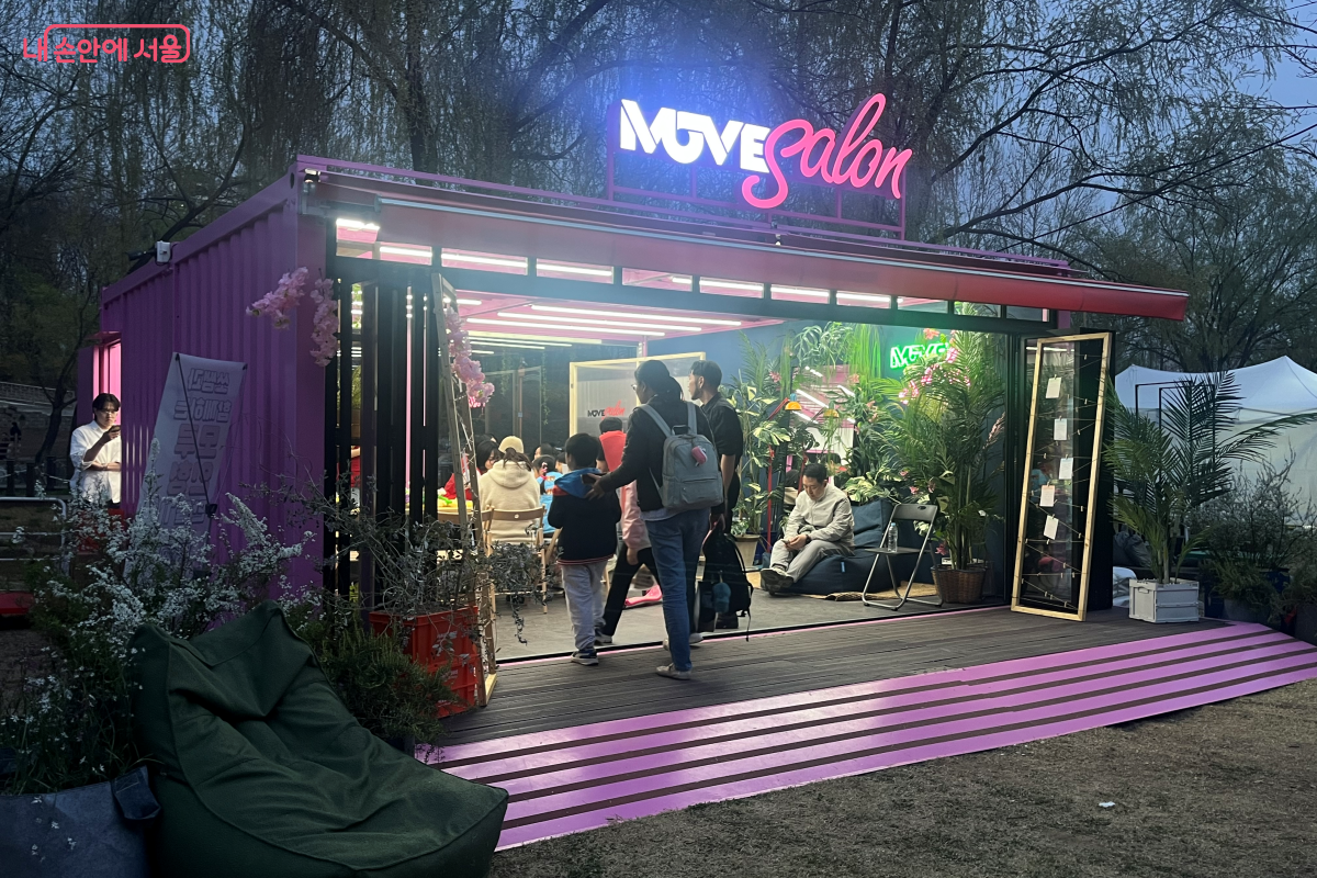 벚꽃과 조명이 어우러진 양재천 봄빛 산책길 &copy;김연희