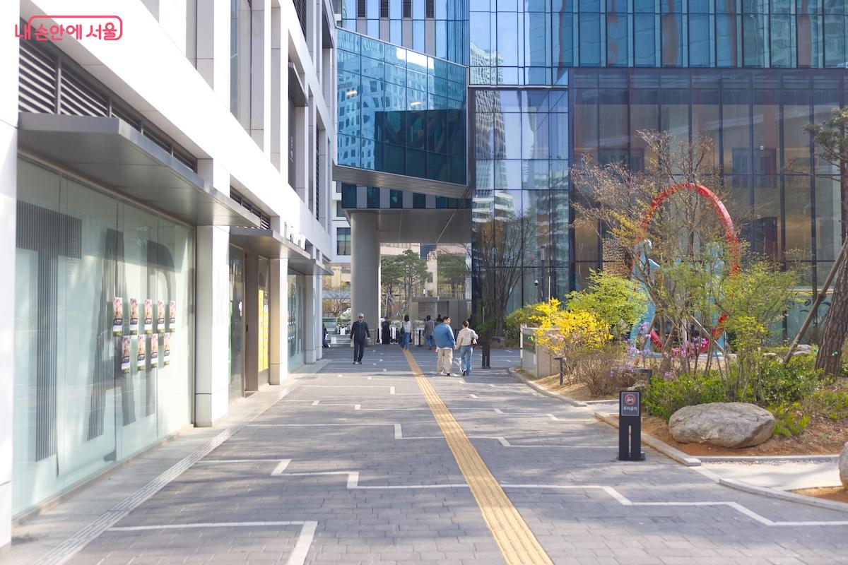 여의도 브라이튼 도서관은 브라이튼 지하 1층으로 찾아가면 된다