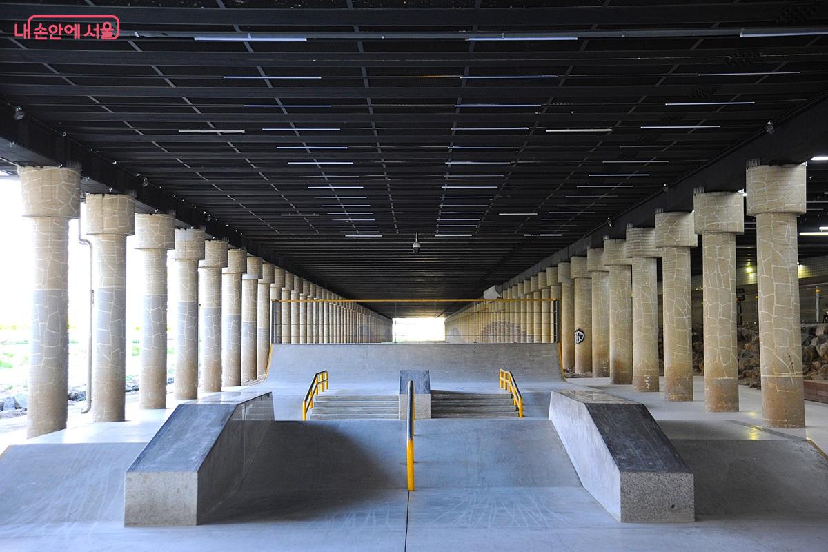 정릉천 복개 공간 하부에 스케이트보드장을 설치했다. ©조수봉