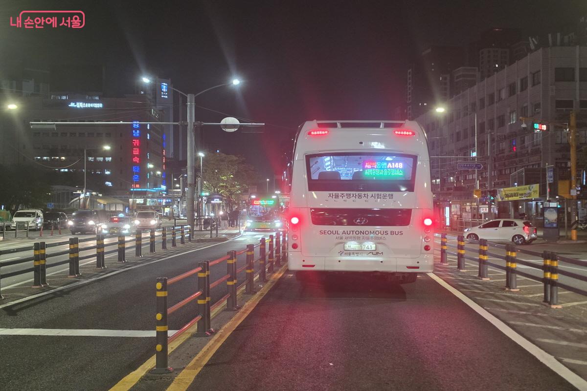 종점인 고속터미널역에 도착, 다시 상계동으로 떠나는 새벽동행 자율주행버스 A148 &copy;심재혁