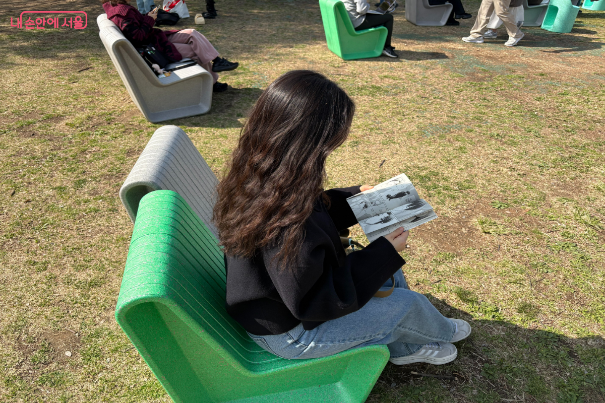편안한 의자에 앉아 책을 읽고 있는 기자의 모습