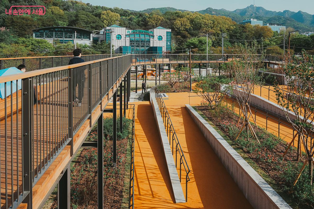 유아차와 휠체어가 제약 없이 오갈 수 있도록 완만하게 설계된 무장애 산책로와 전망데크 &copy;김성무