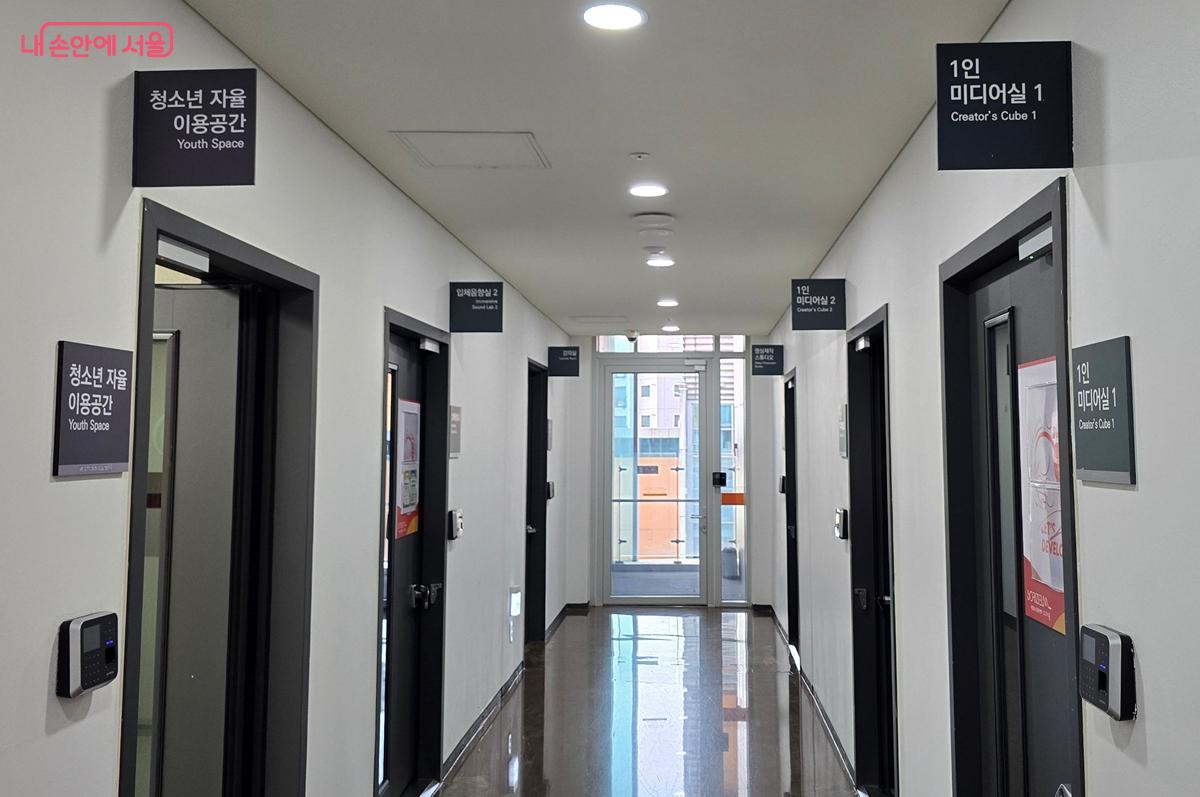 6층에 자리한 영상 제작 스튜디오, 입체 음향실, 1인 미디어실, 청소년 자율 공간 &copy;조성희