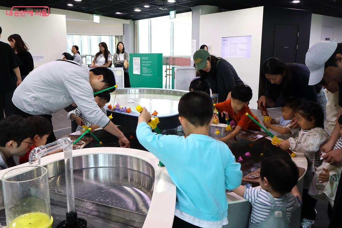 3층(과학놀이, 문화놀이) 어린이들에게 인기 만점 '쏴아 물놀이' 공간 &copy;김대진