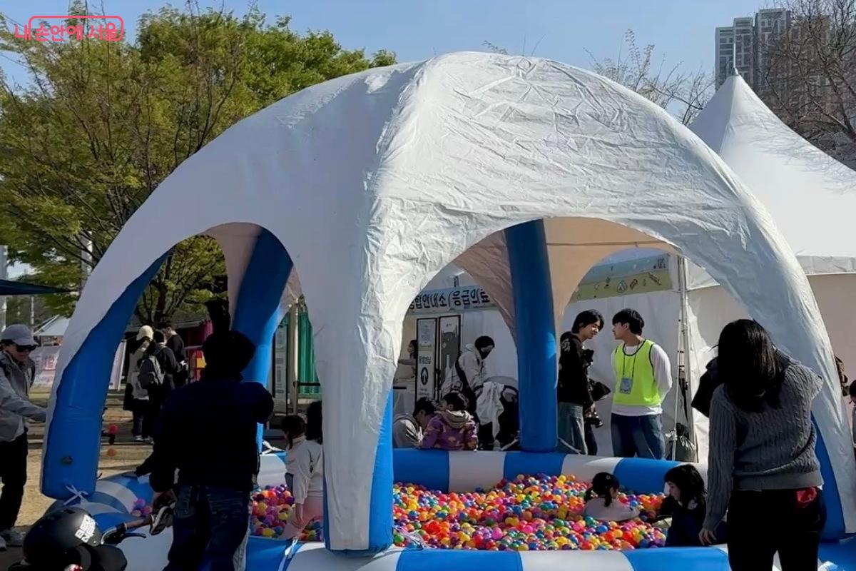한강에서 만난 야외 볼풀장 ⓒ임수영