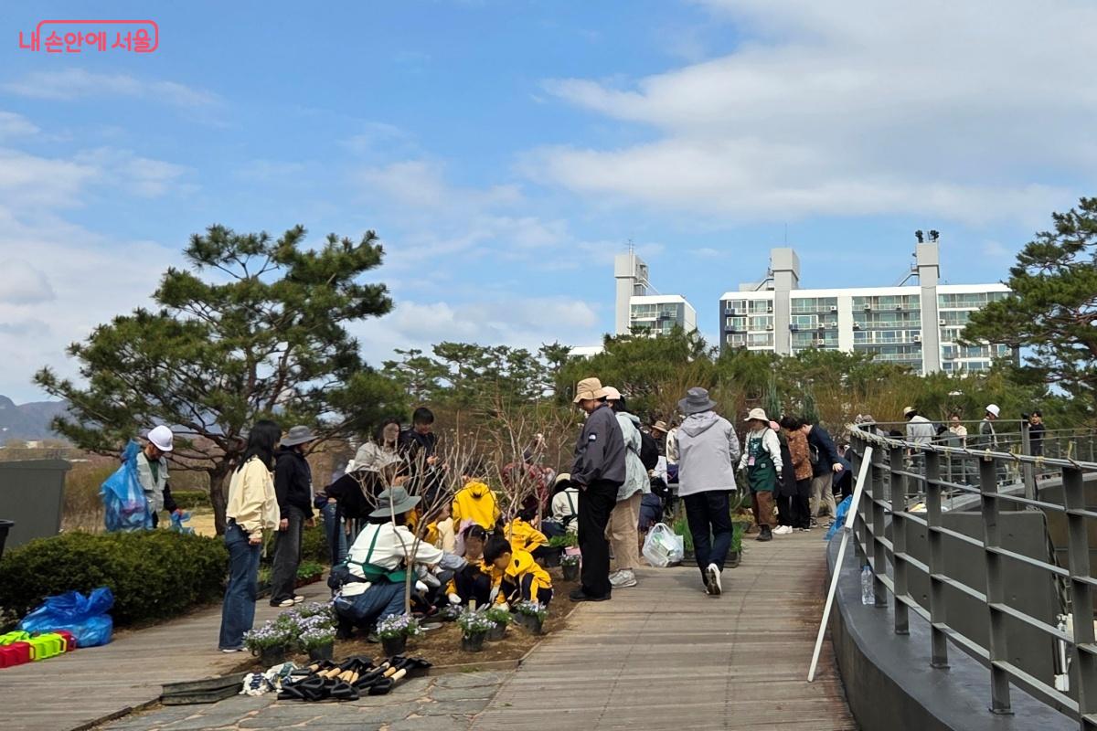 고사리 손으로 모종삽을 이용해 조화류를 심는 모습은 웃음 짓게 만들었다. &copy;김미선