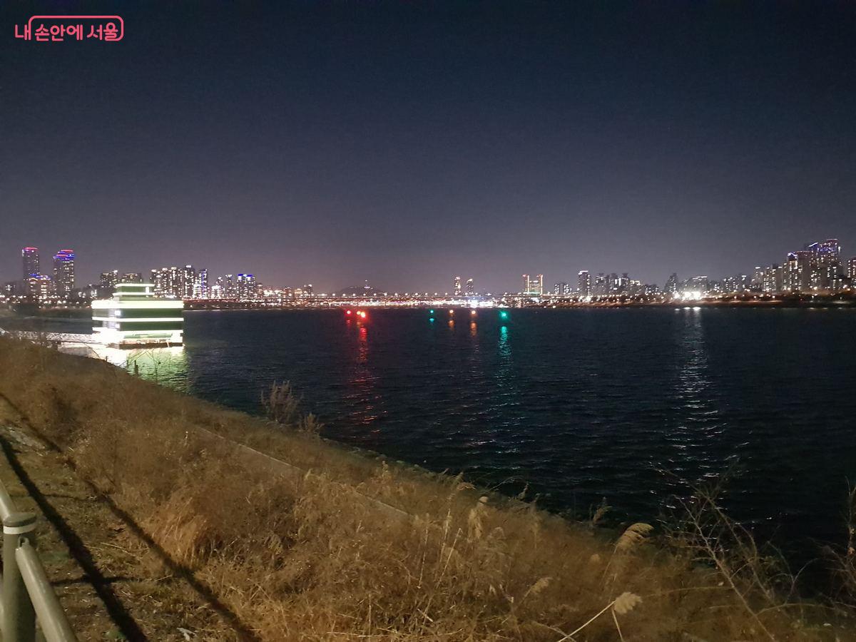 한강버스 잠실선착장 앞, 알록달록 불을 밝힌 등부표 모습 ©한우진