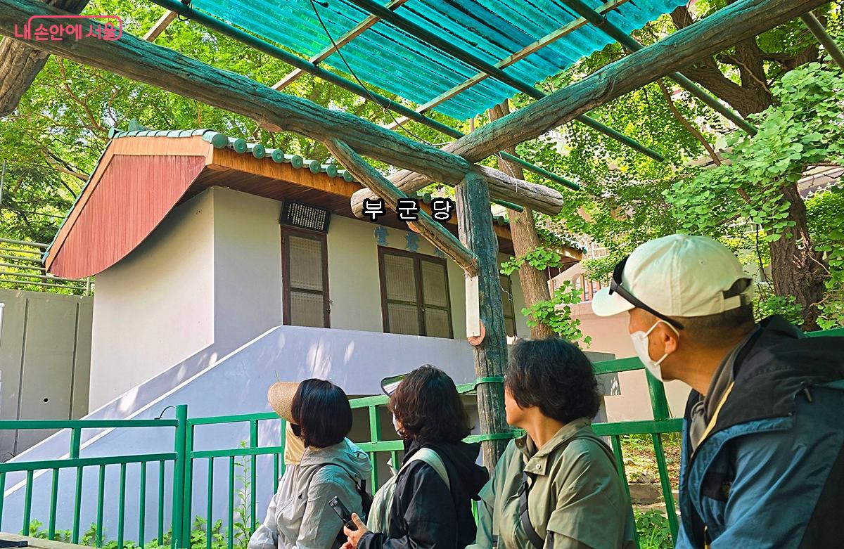 현재도 남아있는 부군당 건물을 참여자들이 해설을 들으며 바라보고 있다. &copy;조성희