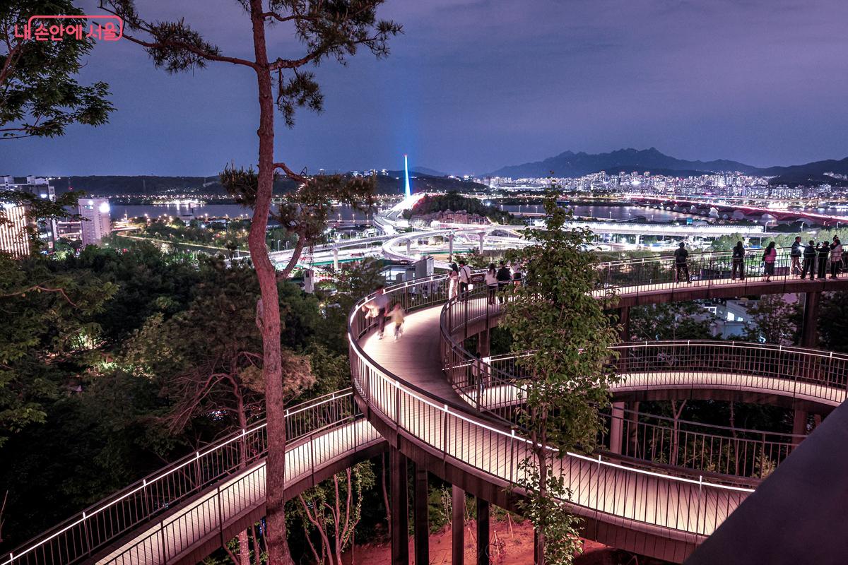 어둠이 내려앉자 '스카이워크'에 화려한 LED 조명이 켜졌다. &copy;박우영