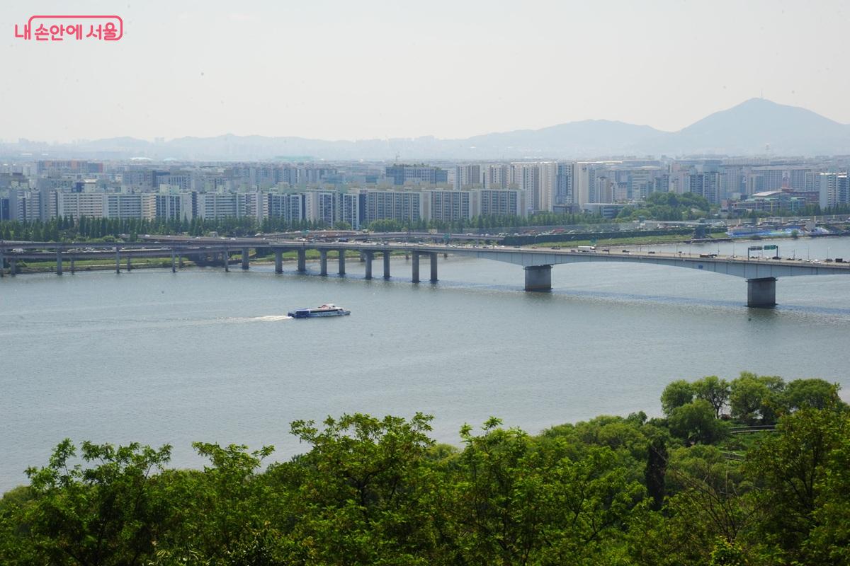 노을공원 남측 전망대에서 본 한강과 가양대교 ⓒ조수봉