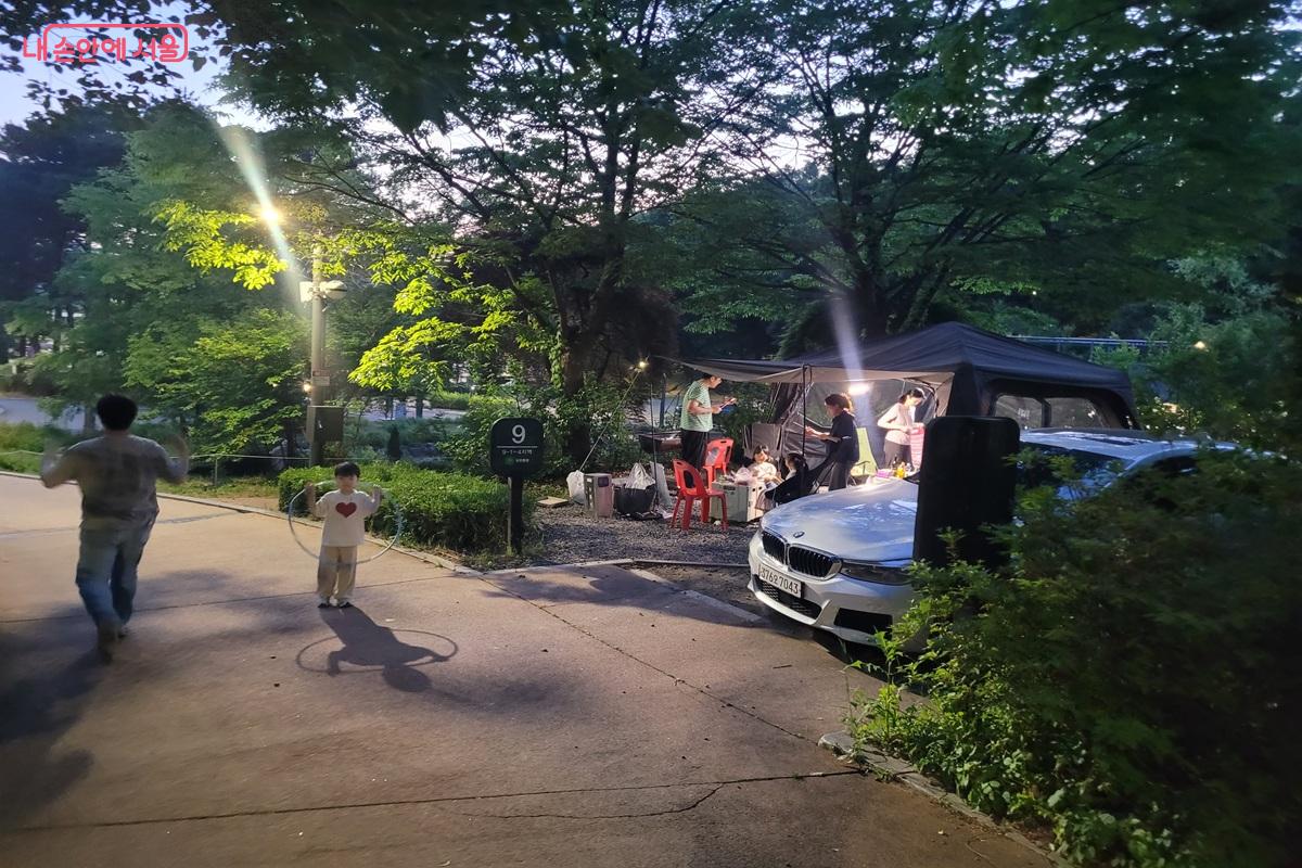 중랑가족캠핑장에서 가족 단위 시민들이 야간 캠핑을 즐기고 있다. &copy;조연