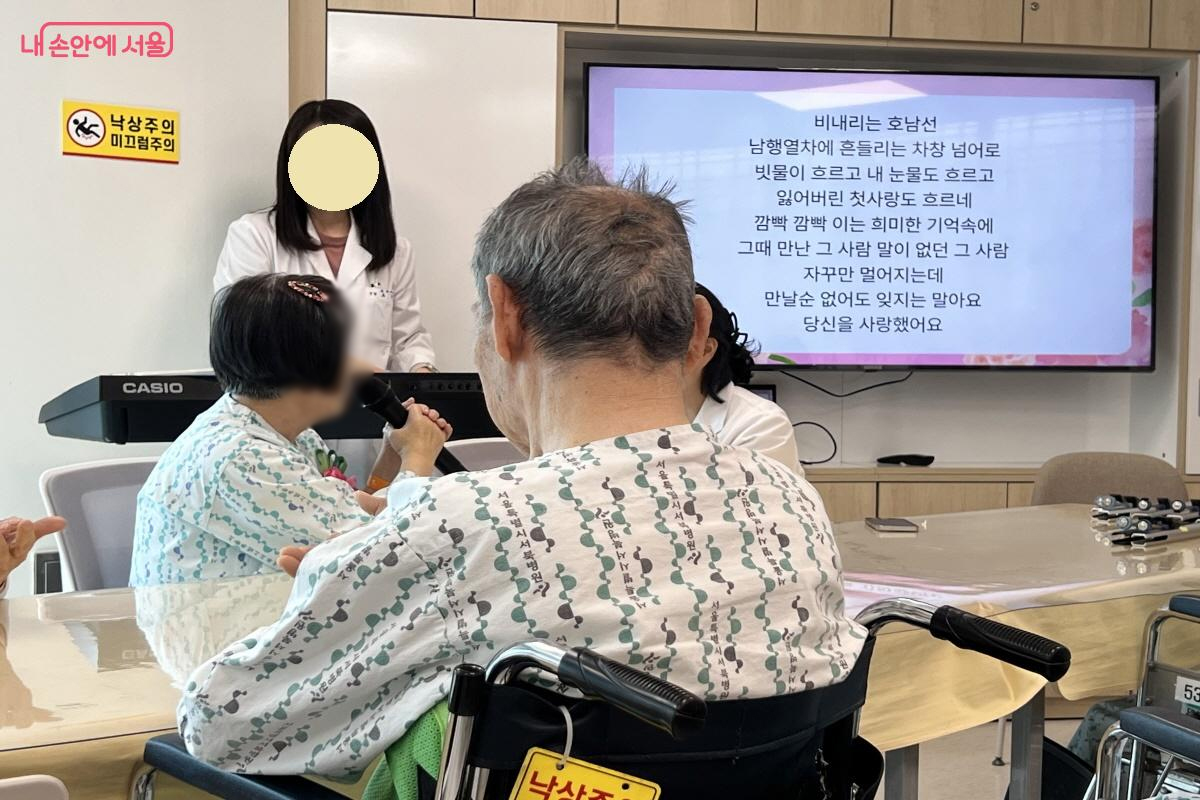 따뜻하고 활기찬 분위기에서 노래 자랑이 이어졌다. ⓒ박지영