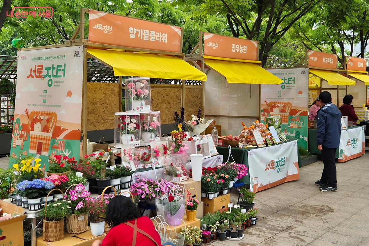 9개 지차체가 참여하는 &lsquo;서로장터&rsquo;와 장애인 생산품을 판매하는 &lsquo;행복장터&rsquo;도 열렸다. &copy;이혜숙