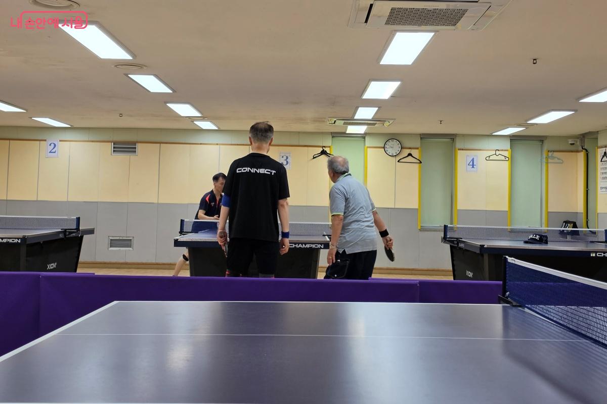 탁구장에서 탁구를 즐기고 있는 시민들 &copy;박승식