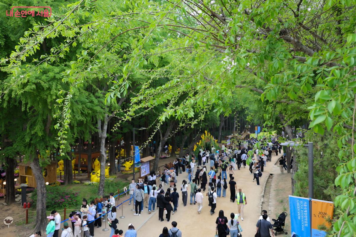 포켓몬 행사장 앞에 많은 관람객이 입장을 기다리며 줄지어 서 있다. &copy;박성환