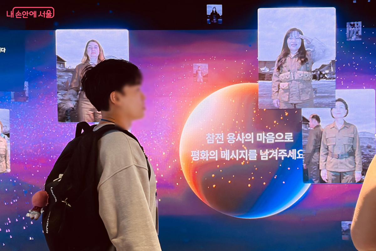‘참여의 아카이빙 월’을 관람하는 시민 ©김경선