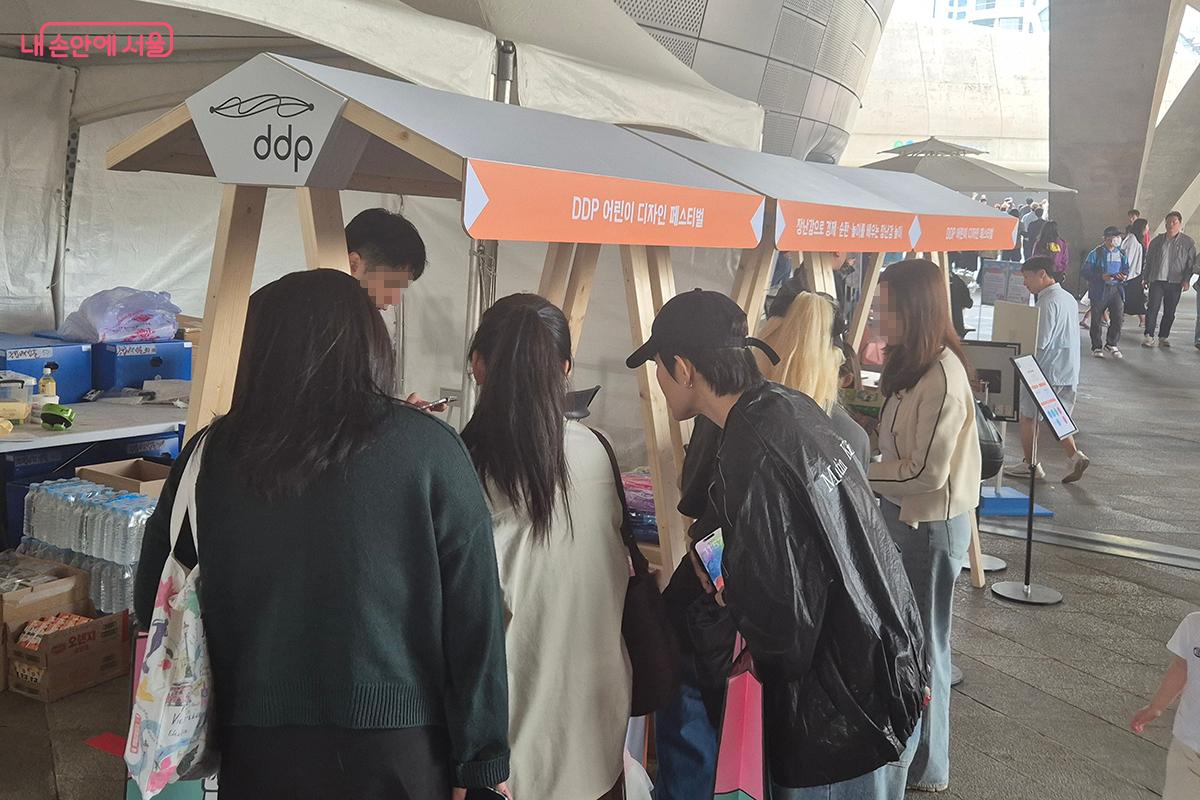 우수한 품질의 중소업체의 물품을 저렴한 가격에 판매해 관람객들의 큰 호응을 얻었다. &copy;정향선