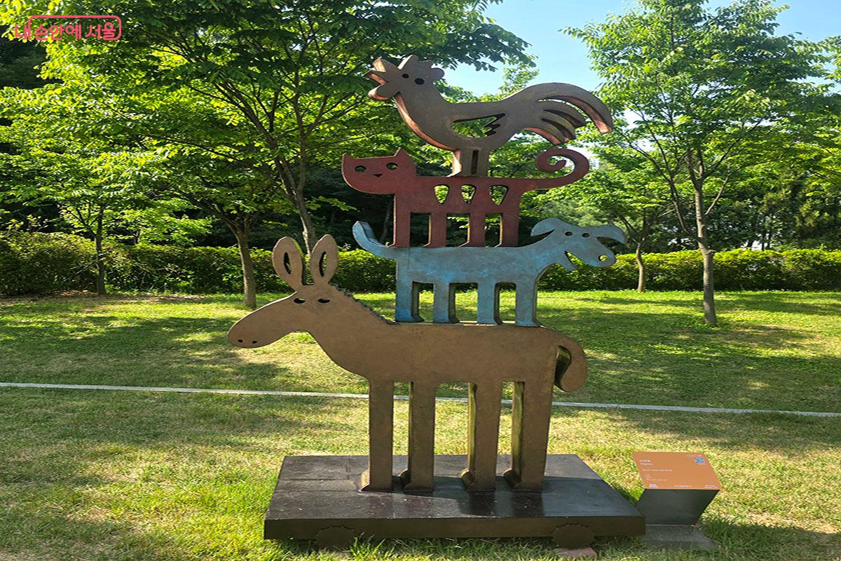 버거운 삶을 잠시 내려놓고 브레멘 음악대와 함께 즐거운 여행을 떠나는 상상을 담은 전신덕의 <순레자들>©이정민