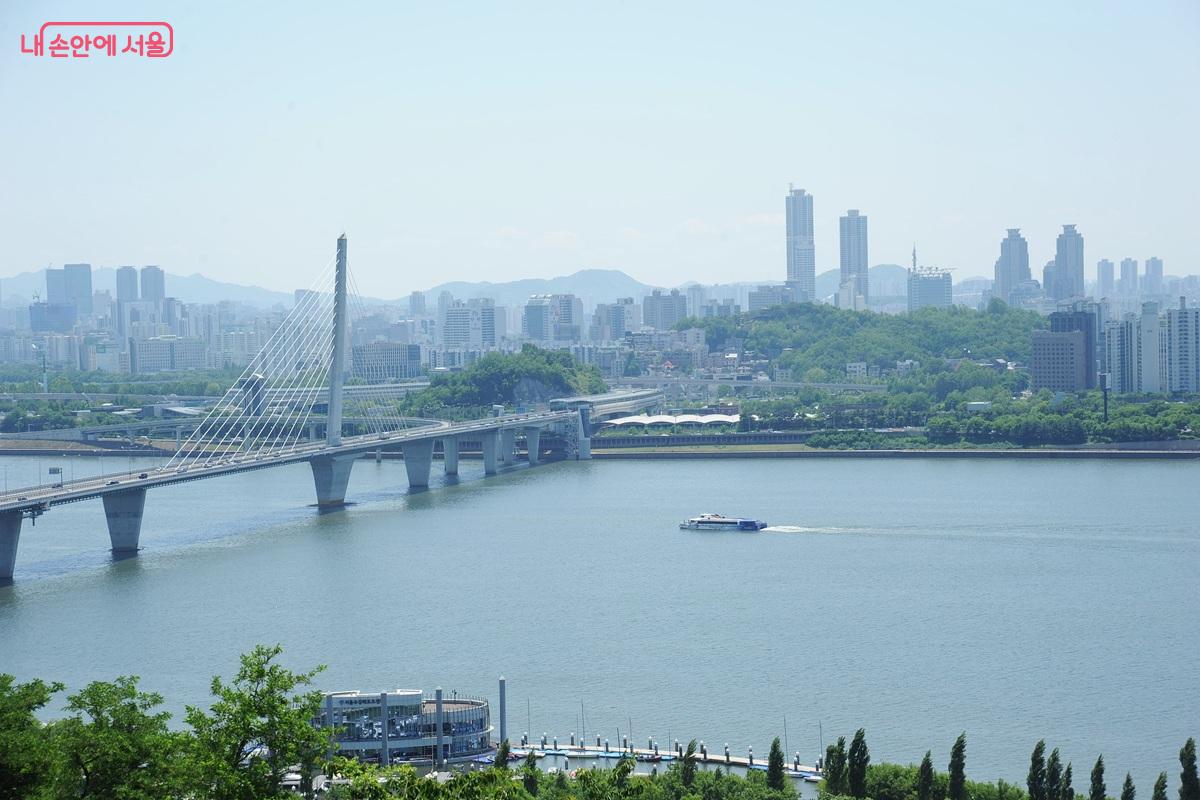 전망 공간에서 본 월드컵대교와 운항 중인 한강버스 &copy;조수봉