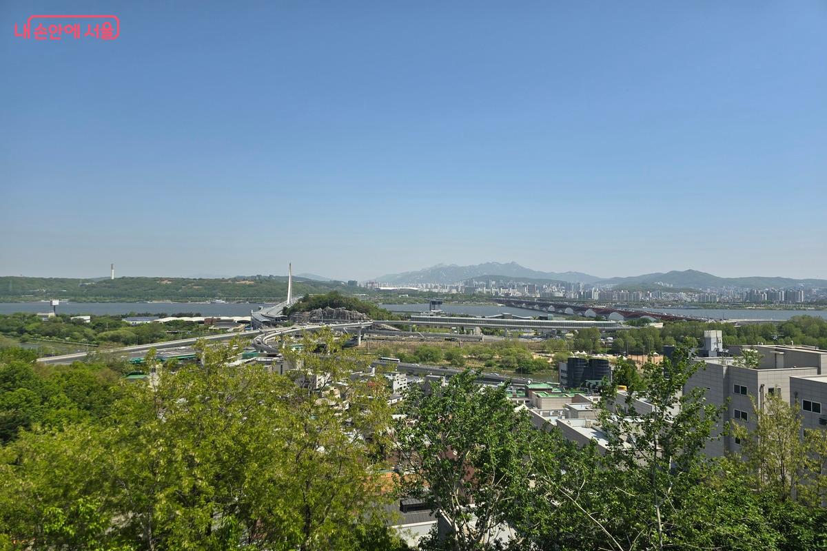 용왕산 스카이워크는 신목동역과 염창역을 이용해 올 수 있다. ⓒ김은주