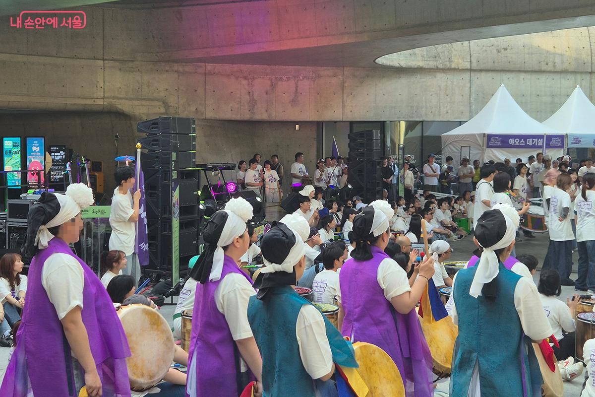 사물놀이패도 행진에 참가해 국악과 드럼 비트의 앙상블을 보여줬다.