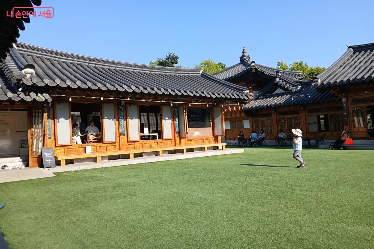 공연과 ‘남산샅샅’ 등 다양한 투어 프로그램이 마련되어 있는 서울남산국악당 ©최은영