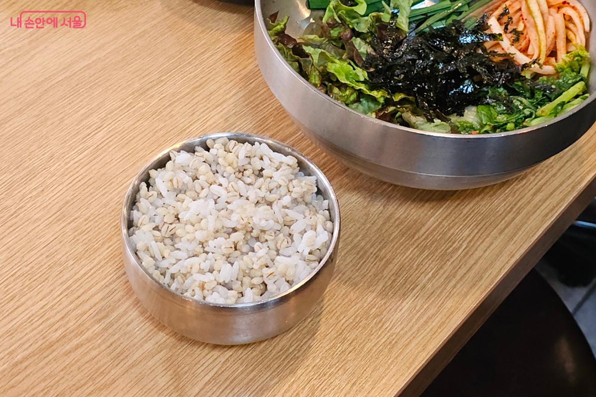 서울시 통쾌한 한끼 참여 식당의 보리밥 ⓒ오도연