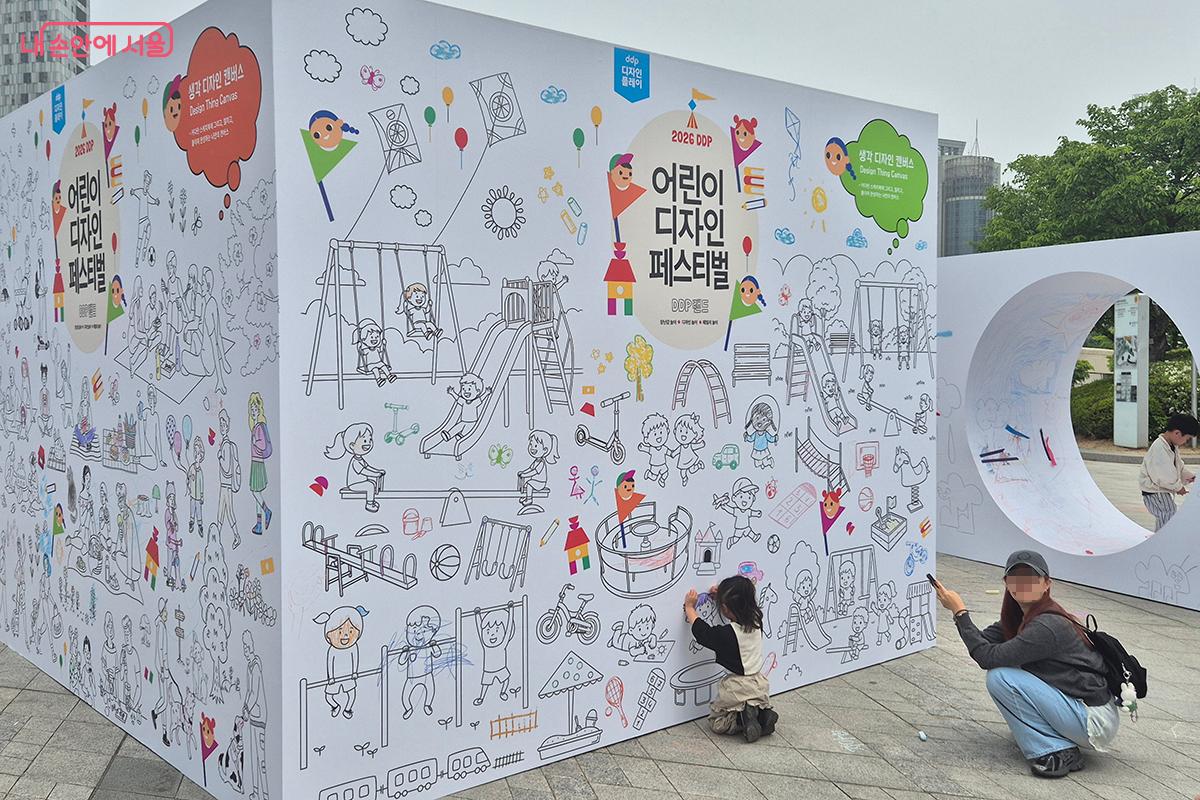 거대한 캔버스 위에 아이들이 자유롭게 그림을 그릴 수 있는 &lsquo;상상력 디자인 공원&rsquo; &copy;정향선