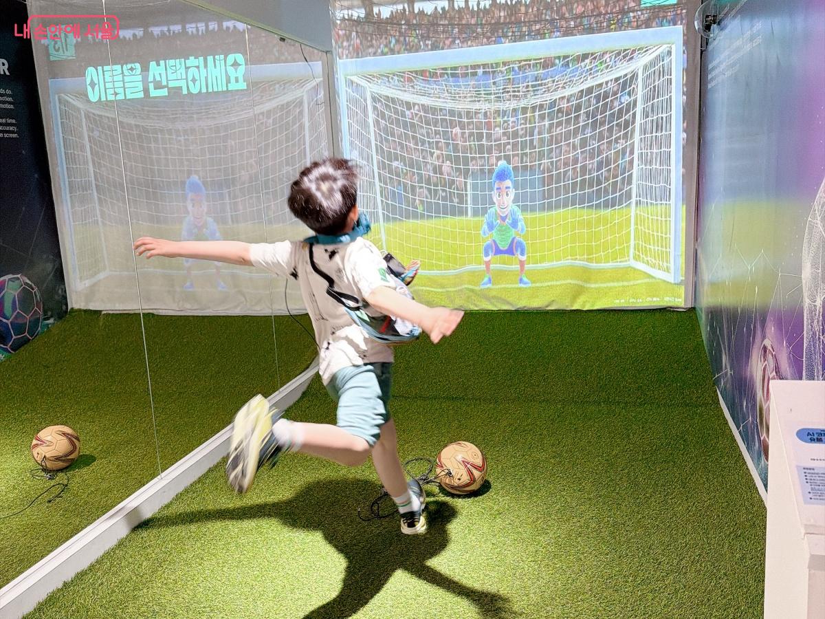 AI와 함께 축구 경기를 해볼 수 있다. &copy;노윤지