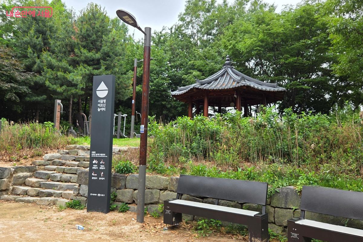 주변의 수목과 어우러져 자연 친화적인 공간으로 조성됐다. &copy;김미선