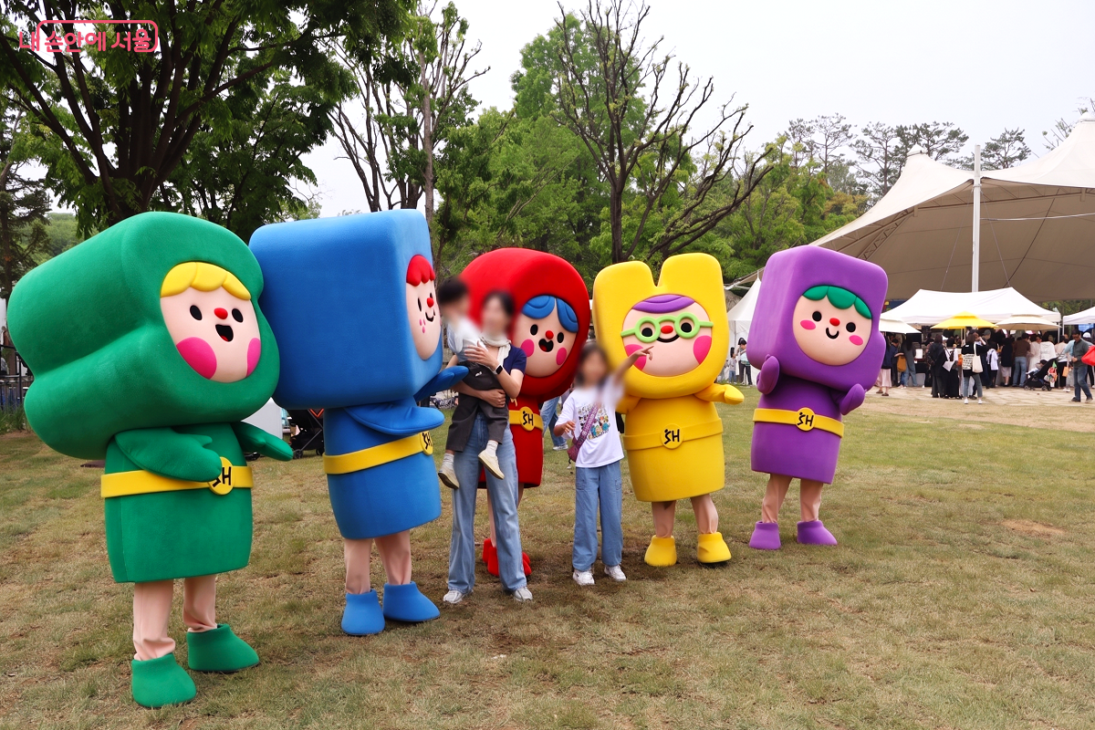 서울숲 널따란 잔디마당에서 열린 농부시장, 다채로운 캐릭터들 &copy;김대진