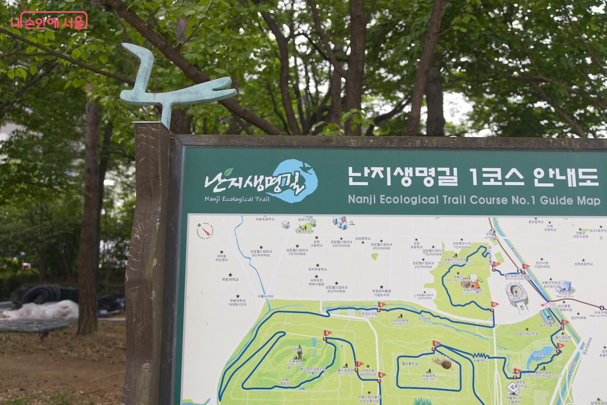 월드컵천 주변에는 멋진 둘레길이 많아 경관폭포와 함께 시너지를 내어줄 것으로 기대된다