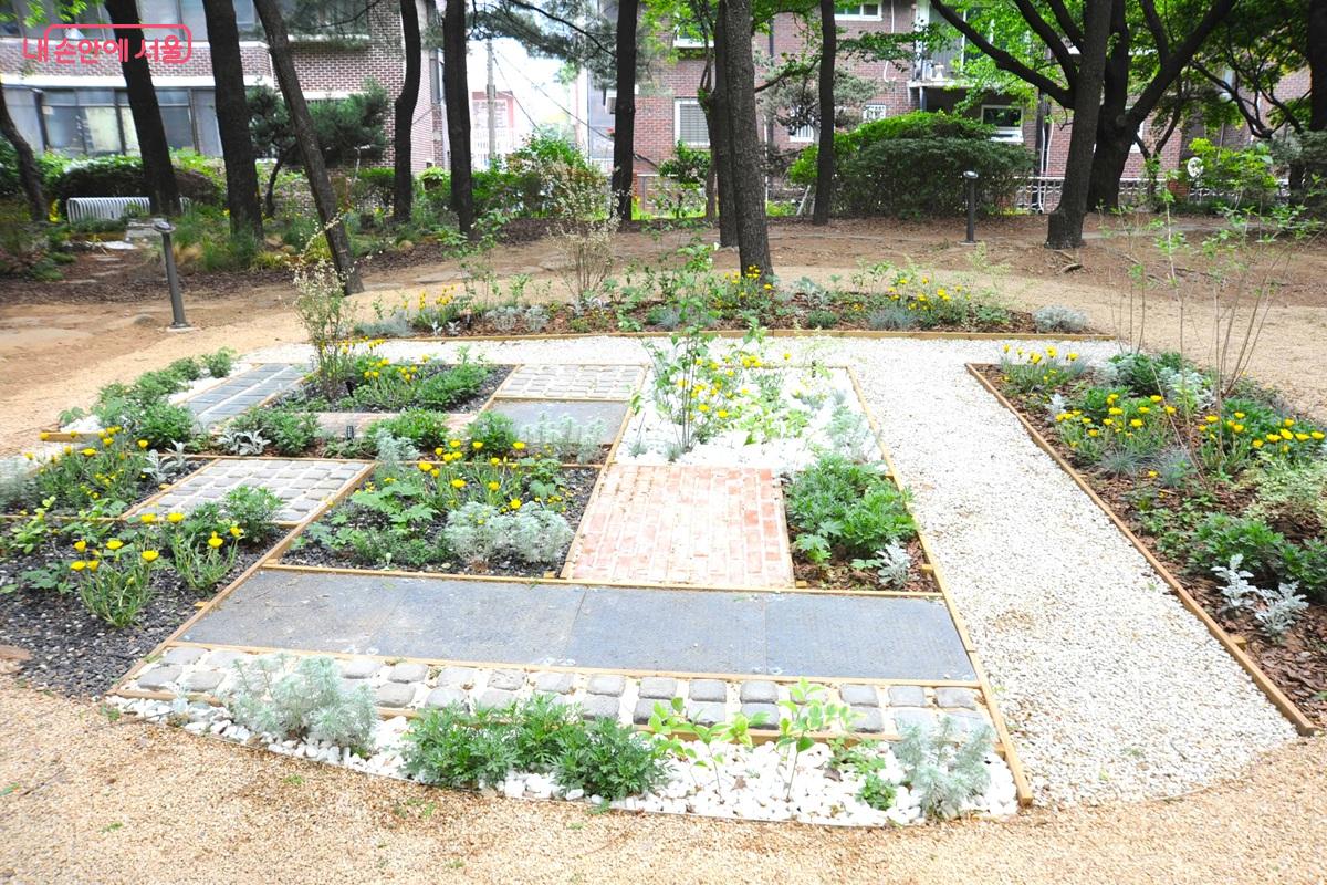 맹글즈 작 &lsquo;서울 콜라주&rsquo; &copy;조수봉