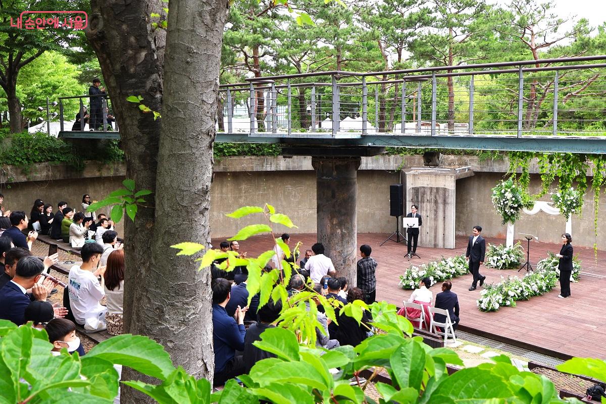 농축조와 조정조를 재활용한 휴식과 놀이의 문화 공간, 원형극장에서 열린 야외 결혼식 &copy;이봉덕 
