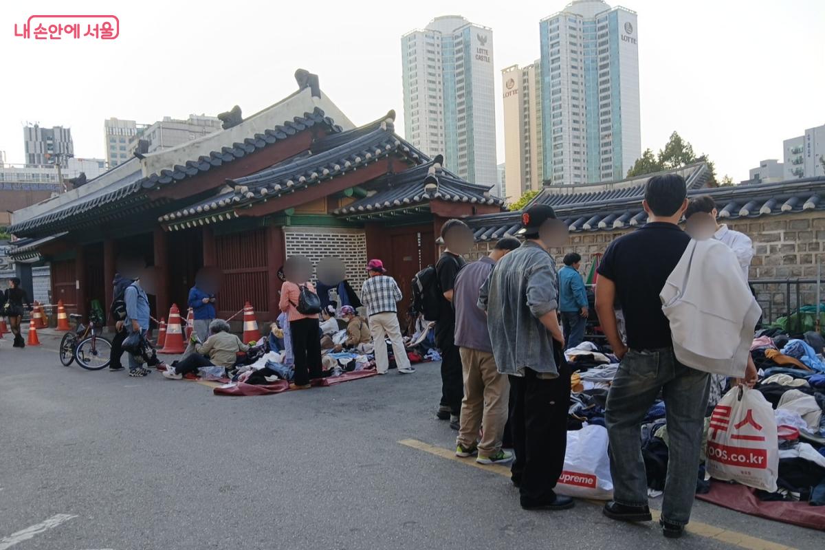 쌓여진 의류 더미 속에서 고르는 재미가 있는 동묘 벼룩시장 ©최은영