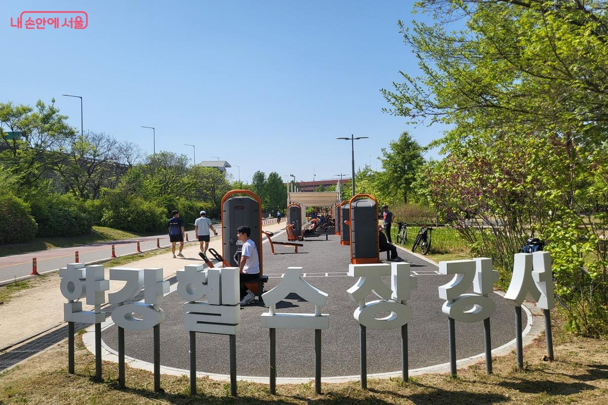 다양한 운동기구를 갖춘 한강헬스장 ⓒ김주희