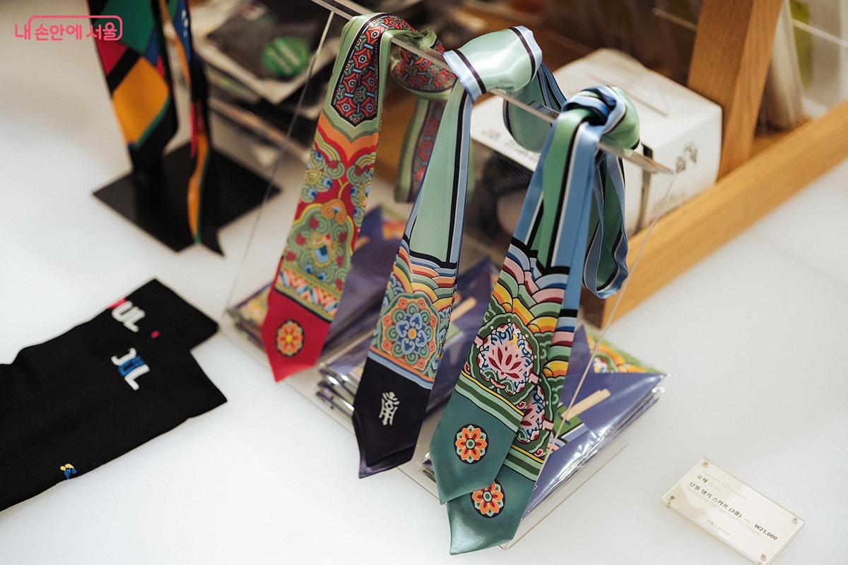 오채(OCHAE) 단청 댕기 스카프(Dancheong Daenggi Scarf / 3종) ⓒ김아름