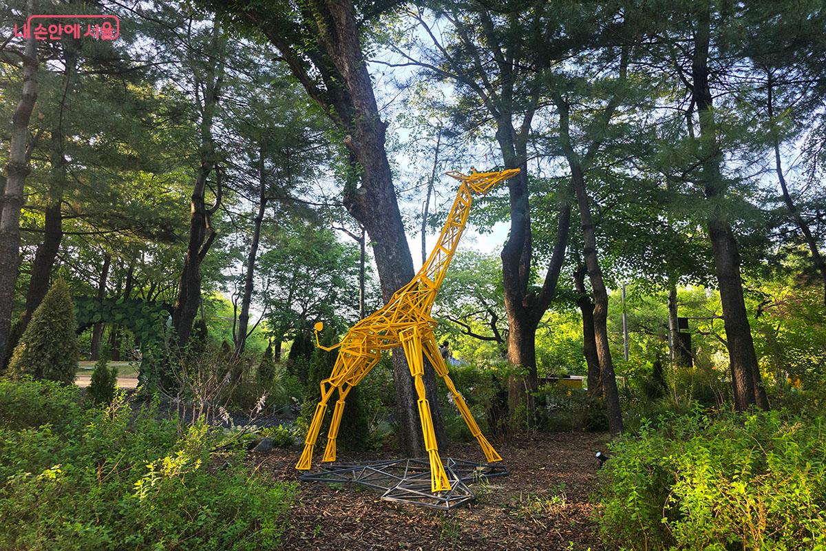 자연 속 조형물이 하나가 되면서 일상과 상상의 유쾌함을 표현한 백종인의 <탑기린> ©이정민