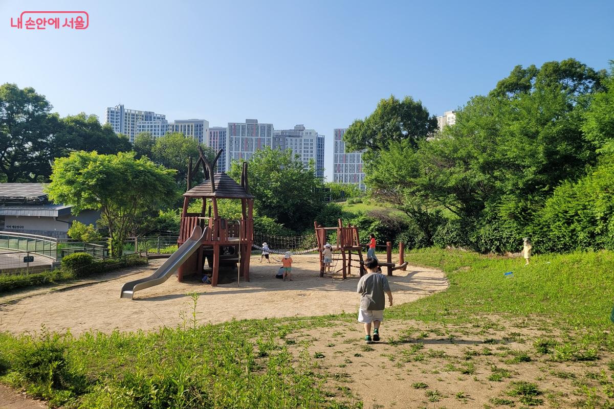 중랑가족캠핑장 숲속 놀이터 &copy;조연