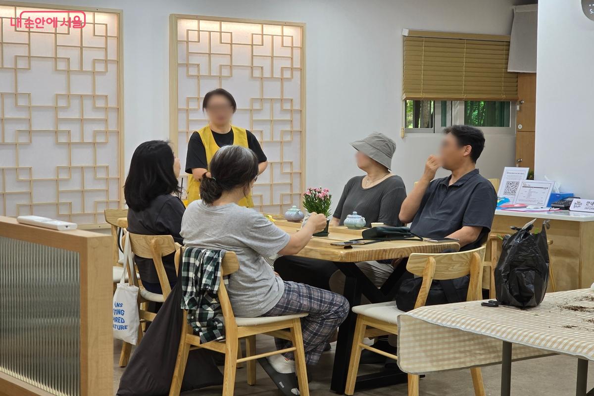 차를 마시며 소소하게 이어지는 대화가 즐겁다. &copy;강사랑