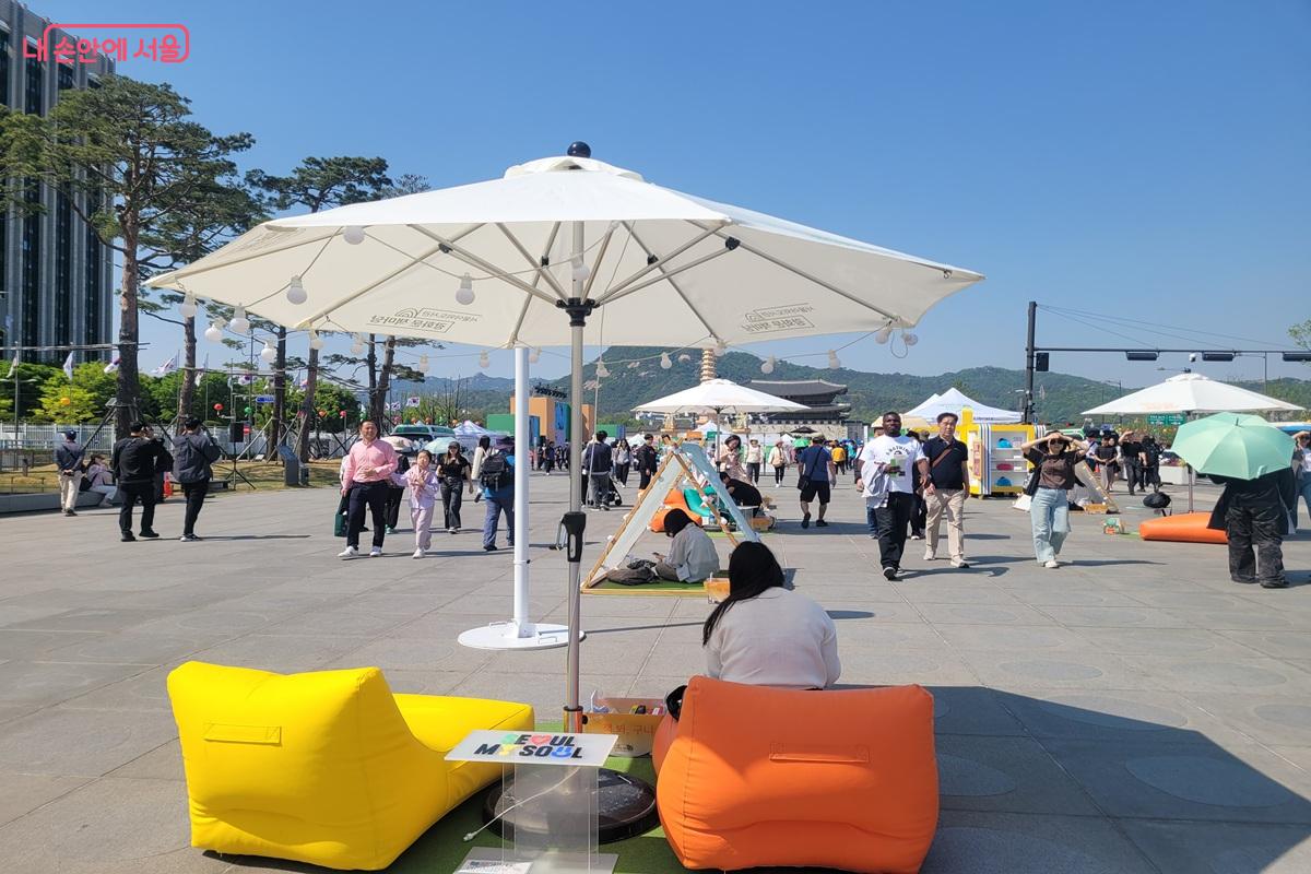 광화문광장 야외도서관에서 시민들이 독서를 즐기고 있다. &copy;조연