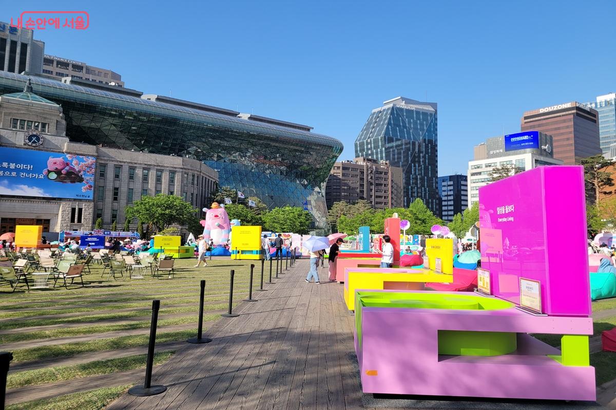 서울도서관을 배경으로 조성된 야외도서관 공간 &copy;조연