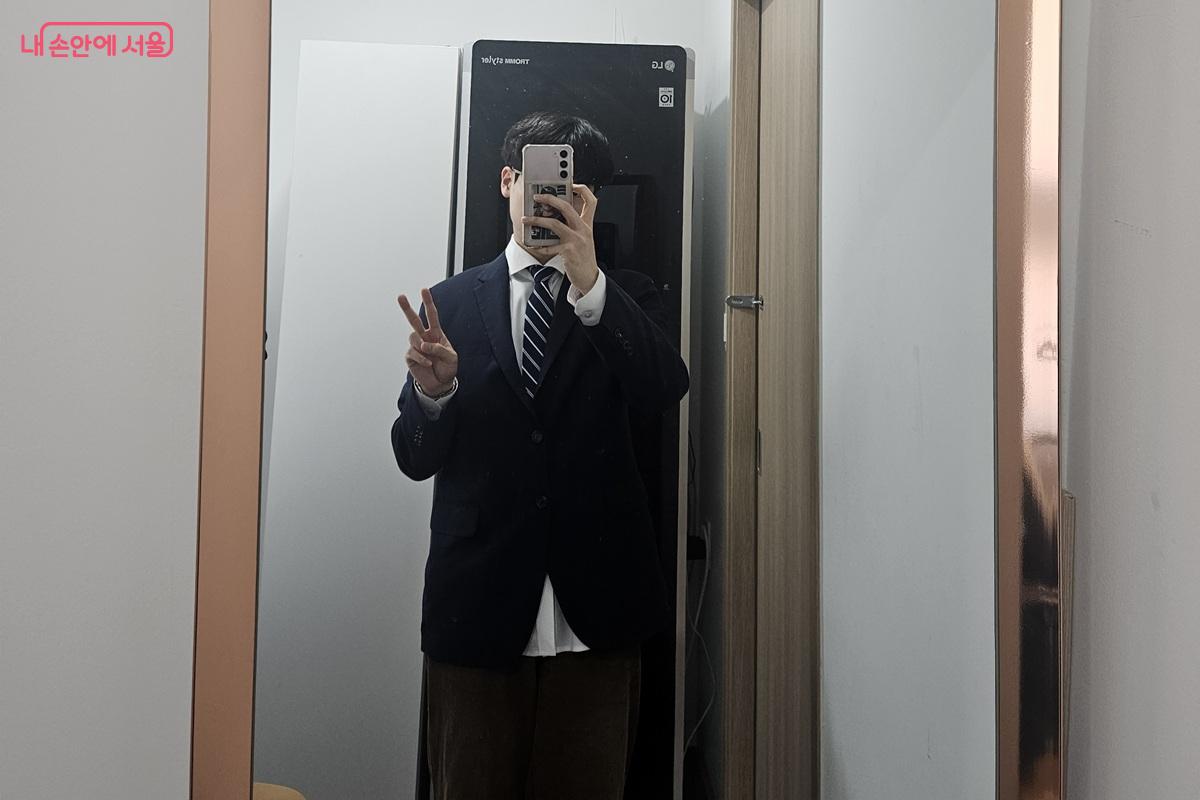 기자가 직접 이력서 사진촬영을 위해 정장을 입어보았다. &copy;김민섭